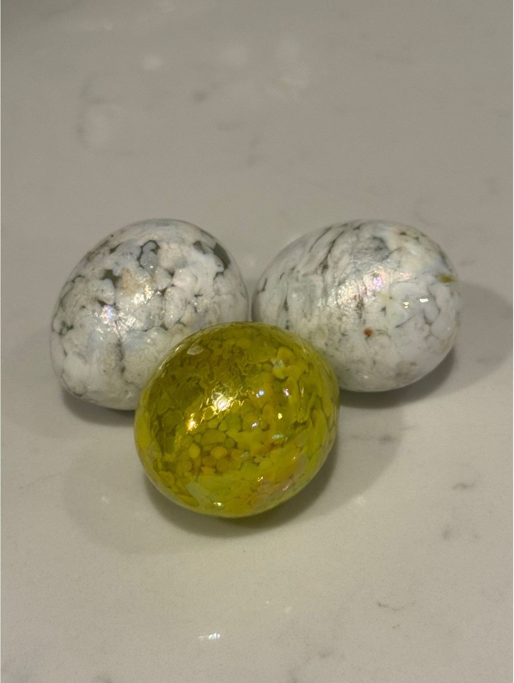 Set of 3 Decorative Eggs White Marbled and Yellow Glass